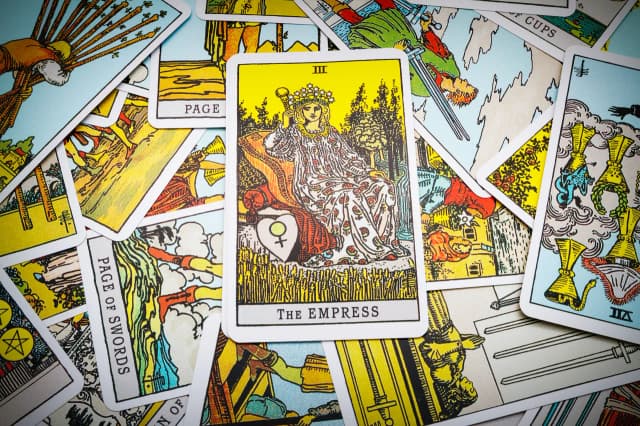 Cesarzowa tarot: co on czuje i jak wpływa na Wasze emocje